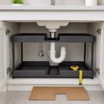 Organizador de dos niveles dentro de un mueble bajo lavabo