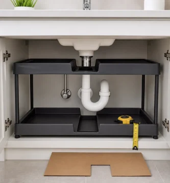 Organizador de dos niveles dentro de un mueble bajo lavabo